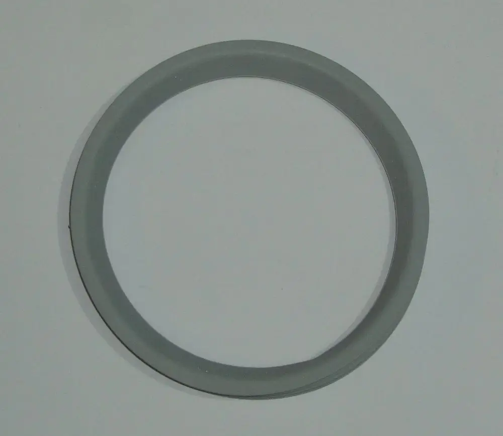 Grauer Gummi-Ring, rund und flach, geeignet für Dichtungsanwendungen. Möglicherweise Teil eines Heizsystems von Daikin.